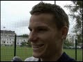 bienvenue sur www.flcweb.fr. apres 7 matchs de preparation et deux stages, christian gourcuff, kevin gameiro et fabrice abriel se sont confies a fclweb.fr pour dresser un bilan de la preparation et faire le point sur la saison a venir.depuis pres d'un mois et demi, le groupe lorientais travaille pour preparer au mieux cette troisieme saison consecutive. une semaine de stage a etel, trois jours a carnac, et sept matchs amicaux plus tard, les merlus sont enfin pret a debuter le championnat ce samedi. voir l'article sur http://www.fclweb.fr/articles/article.php?idarticle=566 video distribuee par www.bestof-video.com (accent volontairement supprimes)
