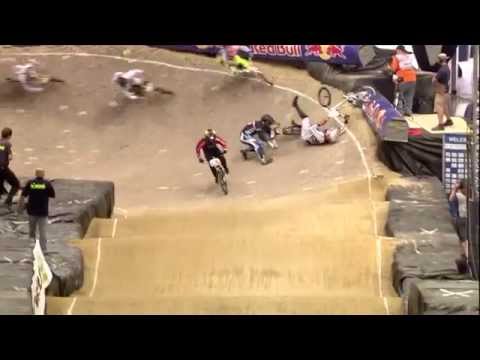 Defending Champ Liam Phillips Crashes out - 2014 BMC World Championships