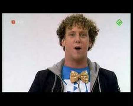 Jochem Myjer imiteert in de Mike & ...
