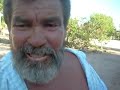 el bichi se kedo botado parado