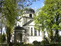 der alte st. matth�us-kirchhof berlin ist ein historischer friedhof in berlin mit vielen kulturhistorisch bedeutenden grabm�lern, die heute zum teil unter denkmalschutz stehen. der kirchhof liegt zwischen der gro�g�rschenstra�e und der monumentenstra�e im east end von sch�neberg, der roten insel. wie der 500 meter �stlich liegende kreuzberg f�llt der friedhof sanft zum berliner urstromtal mit dem flusslauf der spree ab, da er auf dem nordabhang des teltow angelegt ist und die namengebende erhebung f�r das dorf sch�neberg war.

der friedhof wurde am 25. m�rz 1856 eingeweiht und geh�rt zu der im s�dlichen tiergarten-viertel gelegenen st. matth�us-gemeinde (im heutigen kulturforum, das bis zum ende des zweiten weltkriegs als ?geheimratsviertel
