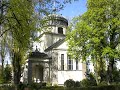 der alte st. matth�us-kirchhof berlin ist ein historischer friedhof in berlin mit vielen kulturhistorisch bedeutenden grabm�lern, die heute zum teil unter denkmalschutz stehen. der kirchhof liegt zwischen der gro�g�rschenstra�e und der monumentenstra�e im east end von sch�neberg, der roten insel. wie der 500 meter �stlich liegende kreuzberg f�llt der friedhof sanft zum berliner urstromtal mit dem flusslauf der spree ab, da er auf dem nordabhang des teltow angelegt ist und die namengebende erhebung f�r das dorf sch�neberg war.

der friedhof wurde am 25. m�rz 1856 eingeweiht und geh�rt zu der im s�dlichen tiergarten-viertel gelegenen st. matth�us-gemeinde (im heutigen kulturforum, das bis zum ende des zweiten weltkriegs als ?geheimratsviertel