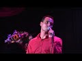 Chris Dilley singing "Walking In Memphis" Manele-Gratis.net