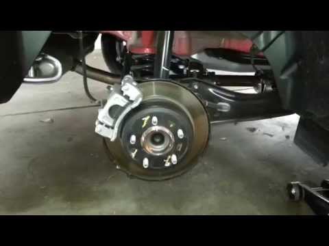 2014 Hyundai Tucson SUV – Checking Rear Disc Brakes & About To Change Pads