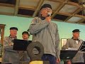 Pijnacker - Shantykoor 'Schiehaven' bracht zondag 18 mei 2008 een bezoek aan wooncentrum 't Hofland. De bewoners kregen een middag vol zeemansliederen voorgeschoteld.Het koor, bestaande uit bijna dertig heren en twee stoere zeemansvrouwen op accordeon, zorgden voor een gezellige sfeer in de gezamenlijke huiskamer. 'De klokken van Arnemuiden' en 'Het kleine café aan de haven' werden naar hartenlust meegezongen. Het was voor de leden van 'Schiehaven' het eerste optreden in Pijnacker en dat maakte het geheel natuurlijk extra bijzonder. Eerder werd al opgetreden bij onder andere zorginstelling IPSE. Tijdens het wereldkampioenschap Veldrijden op zondag 9 november 2008, staat ook een groot optreden van het koor in de VIP-tent op het programma. Heeft u afgelopen weekend de boot gemist? Neem gerust contact op met de bemanning van het schip en boek de dames en heren van shantykoor 'Schiehaven' uit Pijnacker. Via marifoonnummer: 015 -- 369 5736.www.telstar-online.nl