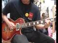 Thumbnail of video Japonés con camiseta de la comunidad de madrid ofrece clases de guitarra