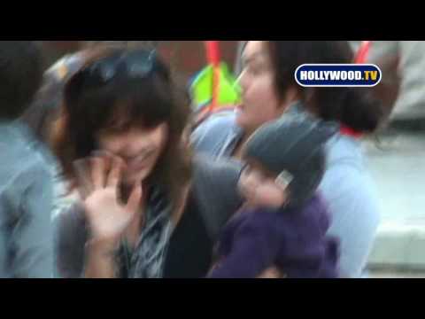 Jessica Alba con su hija en un parque 0 Jessica Alba con su hija en un parque