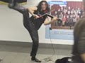 Músico tocando el violín en el subterráneo