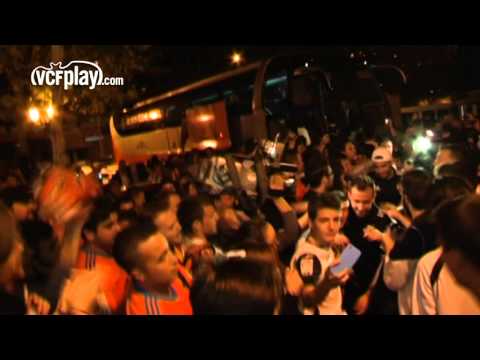 Valencia CF: FANS GIVE A WARM WELCOME TO THE TEAM AFTER WIN OVER VILLARREAL CF