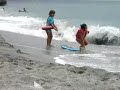 en nerja unas niñas intentnado acer skimi jejeje