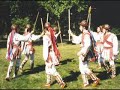 Romania Reintregita - Hora UniriiGraiul NeamuluiHai sa dam mâna cu mânaCei cu inima româna,Sa-nvârtim hora fratieiPe pamântul României!Iarba rea din holde piara!Piara dusmania-n tara!Între noi sa nu mai fieDecât flori si armonie!Mai muntene, mai vecineVina sa te prinzi cu mineSi la viata cu unireSi la moarte cu-nfratire!Unde-i unul nu-i putereLa nevoi si la durereUnde-s doi puterea cresteSi dusmnaul nu sporeste!Amândoi suntem de-o mamaDe-o faptura si de-o sama,Ca doi brazi într-o tulpinaCa doi ochi într-o lumina.Amândoi avem un nume,Amândoi o soarta-n lume.Eu ti-s frate, tu mi-esti frate,În noi doi un suflet bate!Vin' la Milcov cu grabireSa-l secam dintr-o sorbire,Ca sa treaca drumul marePeste-a noastre vechi hotare,Si sa vada sfântul soareÎntr-o zi de sarbatoareHora noastra cea frateascaPe câmpia româneasca!(Versuri: Vasile AlecsandriMuzica: Alexandru Flechtenmacher)