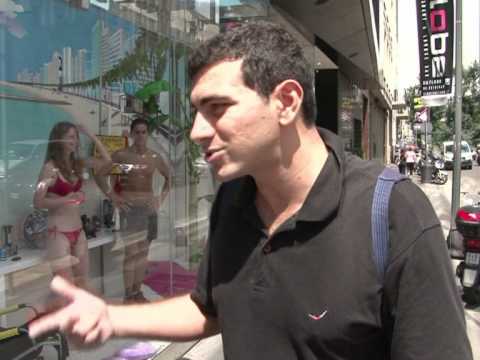 Des mannequins vivants dans les vitrines suscitent une polémique Des mannequins vivants dans les vitrines suscitent une polémique