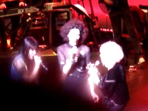 St. Vincent and Sleigh Bells' Alexis Krauss sing 'Girls Just Want to Have Fun with Cyndi Lauper