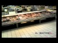 Un gatto nero entra al supermercato e fa razzia di carne - video