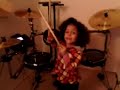 Kayliz Elyana tocando y cantando