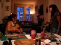 Leslje e la sorella cantano canzone popolare indonesiana