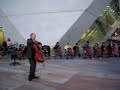 workshop de 22 fevereiro 2008: jovens violoncelistas na pra�a exterior da casa da m�sica com ernst reijseger
