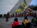 workshop de 22 fevereiro 2008: jovens violoncelistas na pra�a exterior da casa da m�sica com ernst reijseger