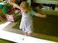 videos de Z002.mov - Gracie dancing (possibly the best moves yet)