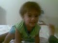 bebe dando cambalhota