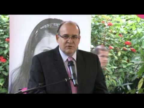 Entregan 2,000 becas a jóvenes de escasos recursos
