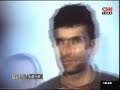 Vurulduk ey halkım, Unutma Bizi Dağ gibi karayağız birer delikanlıydık, Babamız sırtında yük taşıyarak getirirdi aşımızı, ekmeğimizi. Arabalar şırıl şırıl ışıklarıyla caddelerden geçerken bizler bir mumun ışığında bitirdik kitaplarımızı kendimiz gibi yaşayan binlerce yoksulun yüreğini, yüreğimizde yaşayarak katıldık o büyük kavgaya. Ecelsiz öldürüldük Dövüldük, vurulduk, asıldık... Vurulduk ey halkım, unutma bizi Yoksullugun bükemedigi bileklerimize, çelik kelepçeler takıldı. İşkence hücrelerinde sabahladık kaç kez, İsteseydik, diplomalarımızı mor binlikler getiren birer senet gibi kullanırdık. Mimardık, mühendistik, doktorduk, avukattık. Yazlık kışlık katlarimiz, arabalarımız olurdu. Yüreğimiz işçiyle birlikte attı, köylüyle birlikte attı. Yaşamımızın en güzel yıllarını, birer taze çiçek gibi verdik topluma. Bizleri yok etmek istediler hep. Öldürüldük ey halkım, unutma bizi. Fidan gibi genç kızlardık; hayat, şakırdayan bir şelale gibi akardı göz bebeklerimizden. Yirmi yaşında, yirmi bir yaşında, yirmi iki yaşında iskencecilerin acimasiz ellerine terkedildik. Direndik küçücük yüreğimizle, direndik genç kızlık gururumuzla. Tükürülesi suratlarına karşı bahar çiçekleri gibi, taptaze inançlarimizi fırlattık boş birer eldiven gibi. Utanmadılar insanlıklarından, utanmadılar erkekliklerinden. Hücrelere atıldık ey halkım, unutma bizi. Ölümcül hastaydık. Bağırsaklarımız düğümlenmişti. Hipokrat yemini etmis doktor kimlikli işkencecilerin elinde öldürüldük acımaksızın. Gelinliklerimizin ütüsü bozulmamıştı daha. Cezaevlerine kilitlenmiş kocalarımızın taptaze duygularına, birer mezar taşı gibi savrulduk. Vicdan sustu. Hukuk sustu. İnsanlık sustu. Göz göre göre öldürüldük ey halkım, unutma bizi. Kanserdik; ölüm, her gün bir sinsi yılan gibi dolaşıyordu derilerimizde. Uydurma davalarla kapattılar hücrelere. Hastaydık. Yurtdışına gitseydik kurtulurduk belki. Bir buçuk yaşındaki kızlarımızı öksüz bırakmazdık. Önce kolumuzu, omuz başından keserek, yurtseverlik borcumuzun diyeti olarak fırlattık attik önlerine. Sonra da otuz iki yaşında bırakıp gittik bu dünyayı, ecelsiz. Öldürüldük ey halkım, unutma bizi. Giresun'daki yoksul köylüler, sizin için öldük. Ege'deki tütün işçileri, sizin için öldük. Doğu'daki topraksız köylüler, sizin için öldük. İstanbul'daki, Ankara'daki işçiler, sizin için öldük. Adana'da, paramparça elleriyle, ak pamuk toplayan işçiler, sizin için öldük. Vurulduk, asıldık, öldürüldük ey halkım, unutma bizi. Bağımsızlık, Mustafa Kemal'den armağandı bize. Emperyalizmin ahtapot kollarına teslim edilen ülkemizin bağımsızlığı için kan döktük sokaklara. Mezar taşlarımıza basa basa, devleri yönetenler gizli emellerle, başlarımızı ezmek kanlarımızı emmek istediler. Amerikan üsleri kaldırılsın dedik, sokak ortasında sorgusuz sualsiz vurdular. Yirmi iki yaşlarındaydık öldürüldüğümüzde ey halkım, unutma bizi. Yabancı petrol şirketlerine karşı devletimizi savunduk, komünist dediler. Ülkemiz bağımsız değil dedik, kelepçeyle geldiler üstümüze. Kurtuluş Savaşı'nda emperyalizme karşı dalgalandırdığımız bayrağımızı daha da dik tutabilmekti çabamız. Bir kez dinlemediler bizi. Bir kez anlamak istemediler. Vurulduk ey halkım, unutma bizi. Henüz çocukluğumuzu bile yaşamamıştık. Bir kadın eline değmemişti ellerimiz. Bir sevgiliden mektup bile almamıştık daha Bir gece sabaha karşı, pranga vurulmus ellerimiz ve ayaklarımızla çıkarıldık idam sehpalarına. Herkes tanıktır ki korkmadık. İçimiz titremedi hiç. Mezar toprağı gibi taptaze, mezar taşı gibi dimdik boynumuzu uzattık yağlı kementlere. Asıldık ey halkım, unutma bizi. Bizi öldürenler, bizi asanlar, bizi sokak ortasında vuranlar, ağabeyimiz, babamız yaşındaydılar. Ya bu düzenin kirli çarklarına ortak olmuşlardı, ya da susmuşlardı bütün olan bitenlere. ÖFKELERİNİ BİR GÜN BİLE KARŞISINDAKİLERE BAĞIRMAMIŞ İNSANLARIN GÖZLERİ ÖNÜNDE ÖLDÜRÜLDÜK. Hukuk adına, özgürlük adına, demokrasi adına. Batı uygarlığı adına, bizleri bir şafak vakti ipe çektiler. Korkmadan öldürüldük ey halkım, unutma bizi. Bir gün mezarlarımızda güller açacak ey halkım, unutma bizi. Bir gün sesimiz, hepinizin kulaklarında yankılanacak ey halkim unutma bizi. Özgürlüğe adanmış bir top çiçek gibiyiz simdi hep birlikteyiz ey halkım, unutma bizi. UĞUR MUMCU