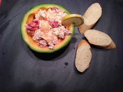 Rohschinken - Melone mit Rohschinken mal anders Rezept zum ausdrucken 1 Zuckermelone 100 gramm Rohschinken 150 gramm Kirschtomaten 75 gramm Feta 4 EL Creme fraiche 1 EL Se...
