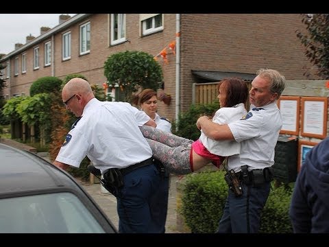 politie - http://vitalifeiten.nl/politie-uden-pleegt-misdaden-bij-ontruiming-bea-magda-wel-versie-2 hier zijn de ruwe ongeknipte beelden die michel/angelo ( en een beh...