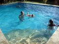 Nadando en la piscina