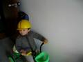 Aressio en el triciclo con casco (1 año 11 meses)