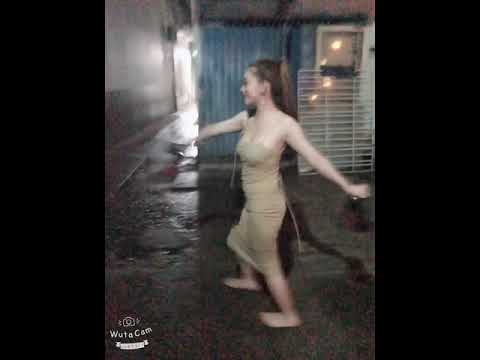 Đêm khuya đi về gặp em này biết phải làm sao bây giờ? :((