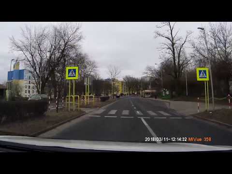 Zatrzymał się, by przepuścić staruszkę przez pasy. Jej nietypowa reakcja totalnie go zaskoczyła.