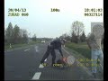 Pijani mężczyźni leżeli na drodze Pijani mężczyźni leżeli na drodze