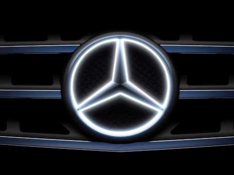 La estrella de Mercedes-Benz iluminándose