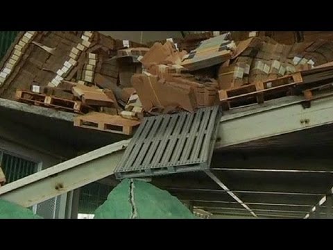 مصنع - لقي شخصان على الأقل حتفهما وأصيب ستة آخرون بجروح في انهيار جزء من مصنع للأحذية في كمبوديا على العاملين فيه، وتبذل فرق الطوارئ جهودها...