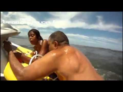 Incrível: Bombeiro resgata uma família inteira do afogamento