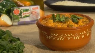 Aloure a cebola no azeite quente, junte o bacalhau em lascas e a barra Knorr de tempero de Alho e Coentros.