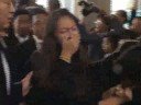 [노컷]믿겨지지 않는 딸의 죽음에 눈물만 흘리던 최진실의 어머니가 결국 실신하고 말았다.4일 오전 9시30분, 경기도 성남시 갈현동 성남 영생원 화장터에 도착한 고인이 화장장으로 옮겨지자 이를 지켜보던 고인의 어머니는 정신을 잃고 쓰러져, 대기하고 있던 차로 옮겨졌다.발인 내내 유가족과 함께 있던 한 관계자는 고인이 화장장으로 들어가자 어머니가 쓰러졌다며 빈소에서도 아무것도 먹지 못하고 잠도 못 주무시더니 결국 탈진한 것 같다고 안타까워했다.이날 발인 행렬에는 동료 연예인 이영자, 이소라, 정선희, 엄정화 등이 오열하며 동행했고, 실신했던 신애는 부축을 받으며 이들과 함께 했다. 또 전 남편 조성민은 이 행렬의 맨 뒤에 서서 고인의 마지막 길을 지켜봤다.이 행렬에 동참한 한 관계자는 
