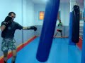 alvaro pegando al saco en clase de boxeo