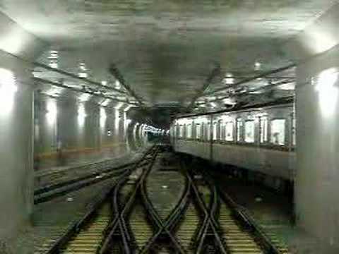 副都心線渋谷駅　電車が参ります
