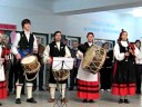 la banda de gaitas del centro asturiano de santa fe, argentina, en la apertura de los festejos por el centenario de la instituci�n de la mano del profesor pedro pangua