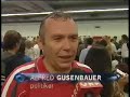 Gusi spielt Tennis
