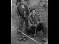 dedicado a todos los mineros asturianos
   a la madre del mineru (anabel santiago)
un guaje decia a so madre; madre,yo voy pa la mina,yo quiero se picaor,aunque me cueste la vida.el guaje a la mina fu� y na mina se muri�,cuando diba pa la mina,�l cantaba esta canci�n: 