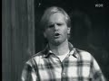 Popular German singer Herbert Grönemeyer with a song from 1984- Lyrics -Wir haben wieder die Nacht zum Tag gemachtIch nehm mein Frühstück abends um achtGedanken fliessen zäh wie KaugummiMein Kopf ist schwer wie Blei, mir zittern die KnieGelallte Schwüre im rotblauem LichtVierzigprozentiges GleichgewichtGraue Zellen in weicher ExplosionSonnenaufgangs- und UntergangsvisionWas ist hier los, was ist passiertIch hab bloss meine Nerven massiertAlkohol ist dein Sanitäter in der NotAlkohol ist dein Fallschirm und dein RettungsbootAlkohol ist das Drahtseil auf dem Du stehstAlkohol Alkohol AlkoholDie Nobelscene träumt vom Kokainund auf dem Schulklo riechts nach Grasder Apotheker nimmt Valium und Speedund wenn es dunkel wird, greifen sie zum GlasWas ist hier los, was ist passiertIch hab bloss meine Nerven massiertAlkohol ist dein Sanitäter in der NotAlkohol ist dein Fallschirm und dein RettungsbootAlkohol ist das Drahtseil auf dem Du stehstAlkohol ist das Schiff mit dem Du untergehstAlkohol ist dein Sanitäter in der NotAlkohol ist dein Fallschirm und dein RettungsbootAlkohol ist das Dressing für Deinen KopfsalatAlkohol Alkohol Alkohol