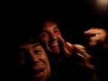 En el auto cantando