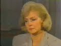 Terceiro episódio da dublagem maluca da Maria do Bairro! Este episódio, inédito no Brasil, mostra Maria trabalhando em um disque-sexo, enquanto é constantemente seduzida por Fernando Gayzales. Soraya Travesti investe todas contra a pobre putinha e não mede esforços para dar mais que ela.