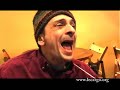 si vic chesnutt a depuis longtemps gagn� ses lettres de noblesse dans le paysage folk, sa r�cente tourn�e europ�enne a marqu� une v�ritable cons�cration, s'accompagnant de moults �loges et marques de respect. on ignore si c'est l'effet silver mount zion en backing band, l'effet constellation ou simplement la reconnaissance mais une chose est s�re, tout cela est plus que m�rit�. c'est donc avec une timidit� r�v�rencieuse que nous avons abord� vic chesnutt pour cette 41e session acoustique du cargo.     

et puis l�, tout s'est encha�n�, on ne sait trop comment... la distance a fondu aussi vite que la g�ne.     

le bar de la maroquinerie nous a gentiment accueillis, nous offrant les couleurs et quelques lumi�res additionnelles pour achever de placer vic chesnutt dans un cadre lumineux. un petit clin d'?il additionnel avec une exposition de photos de renaud monfourny. en arri�re plan, une ancienne photo de vic, casquette viss�e sur la t�te.     

ne pr�tant aucune attention � l'agitation des cuisines et l'organisation du restaurant pour le soir, vic chesnutt transcende les trois chansons qu'il nous offre ce jour l�.     

au jeu des cargo requests, le musicien ne s'est pas fait prier pour jouer supernatural, demand� en m�moire d'un concert fabuleux � bruxelles en 1998.     

du dernier album (north star deserter), il nous a offert le t�nu fodder on her wings et, � notre demande, le d�chirant everything i say.     

une session qui restera sans aucun doute aussi grav�e dans les esprits que le premier concert, g�n�reuse et d'une humilit� bouleversante.     

un immense merci � vic chesnutt, dirk, doris et la maroquinerie     

www.lecargo.org     

www.vicchesnutt.com     

www.myspace.com/vicchesnutt