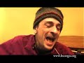 si vic chesnutt a depuis longtemps gagn� ses lettres de noblesse dans le paysage folk, sa r�cente tourn�e europ�enne a marqu� une v�ritable cons�cration, s'accompagnant de moults �loges et marques de respect. on ignore si c'est l'effet silver mount zion en backing band, l'effet constellation ou simplement la reconnaissance mais une chose est s�re, tout cela est plus que m�rit�. c'est donc avec une timidit� r�v�rencieuse que nous avons abord� vic chesnutt pour cette 41e session acoustique du cargo.     

et puis l�, tout s'est encha�n�, on ne sait trop comment... la distance a fondu aussi vite que la g�ne.     

le bar de la maroquinerie nous a gentiment accueillis, nous offrant les couleurs et quelques lumi�res additionnelles pour achever de placer vic chesnutt dans un cadre lumineux. un petit clin d'?il additionnel avec une exposition de photos de renaud monfourny. en arri�re plan, une ancienne photo de vic, casquette viss�e sur la t�te.     

ne pr�tant aucune attention � l'agitation des cuisines et l'organisation du restaurant pour le soir, vic chesnutt transcende les trois chansons qu'il nous offre ce jour l�.     

au jeu des cargo requests, le musicien ne s'est pas fait prier pour jouer supernatural, demand� en m�moire d'un concert fabuleux � bruxelles en 1998.     

du dernier album (north star deserter), il nous a offert le t�nu fodder on her wings et, � notre demande, le d�chirant everything i say.     

une session qui restera sans aucun doute aussi grav�e dans les esprits que le premier concert, g�n�reuse et d'une humilit� bouleversante.     

un immense merci � vic chesnutt, dirk, doris et la maroquinerie     

www.lecargo.org     

www.vicchesnutt.com     

www.myspace.com/vicchesnutt