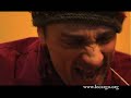 si vic chesnutt a depuis longtemps gagn� ses lettres de noblesse dans le paysage folk, sa r�cente tourn�e europ�enne a marqu� une v�ritable cons�cration, s'accompagnant de moults �loges et marques de respect. on ignore si c'est l'effet silver mount zion en backing band, l'effet constellation ou simplement la reconnaissance mais une chose est s�re, tout cela est plus que m�rit�. c'est donc avec une timidit� r�v�rencieuse que nous avons abord� vic chesnutt pour cette 41e session acoustique du cargo.     

et puis l�, tout s'est encha�n�, on ne sait trop comment... la distance a fondu aussi vite que la g�ne.     

le bar de la maroquinerie nous a gentiment accueillis, nous offrant les couleurs et quelques lumi�res additionnelles pour achever de placer vic chesnutt dans un cadre lumineux. un petit clin d'?il additionnel avec une exposition de photos de renaud monfourny. en arri�re plan, une ancienne photo de vic, casquette viss�e sur la t�te.     

ne pr�tant aucune attention � l'agitation des cuisines et l'organisation du restaurant pour le soir, vic chesnutt transcende les trois chansons qu'il nous offre ce jour l�.     

au jeu des cargo requests, le musicien ne s'est pas fait prier pour jouer supernatural, demand� en m�moire d'un concert fabuleux � bruxelles en 1998.     

du dernier album (north star deserter), il nous a offert le t�nu fodder on her wings et, � notre demande, le d�chirant everything i say.     

une session qui restera sans aucun doute aussi grav�e dans les esprits que le premier concert, g�n�reuse et d'une humilit� bouleversante.     

un immense merci � vic chesnutt, dirk, doris et la maroquinerie     

www.lecargo.org     

www.vicchesnutt.com     

www.myspace.com/vicchesnutt
