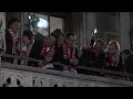 franck ribery ist ein showman - und das nicht nur auf dem fu�ballballfeld. dies bewies der kleine franzose bei der meisterfeier des fc bayern m�nchen auf dem...
